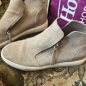 Steve Madden Tan high top shoe